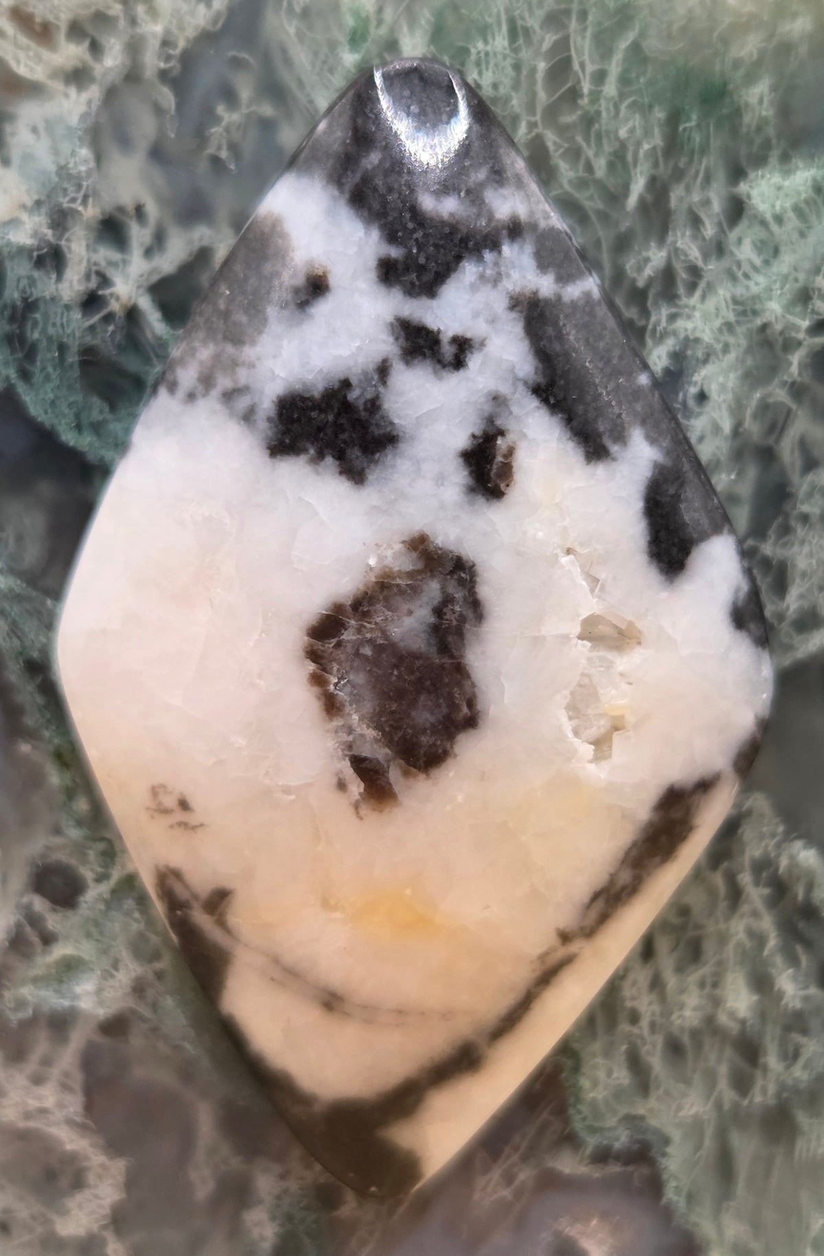 White & Black Lapidary Cabochon - Natural Vug - 59.1 ct
