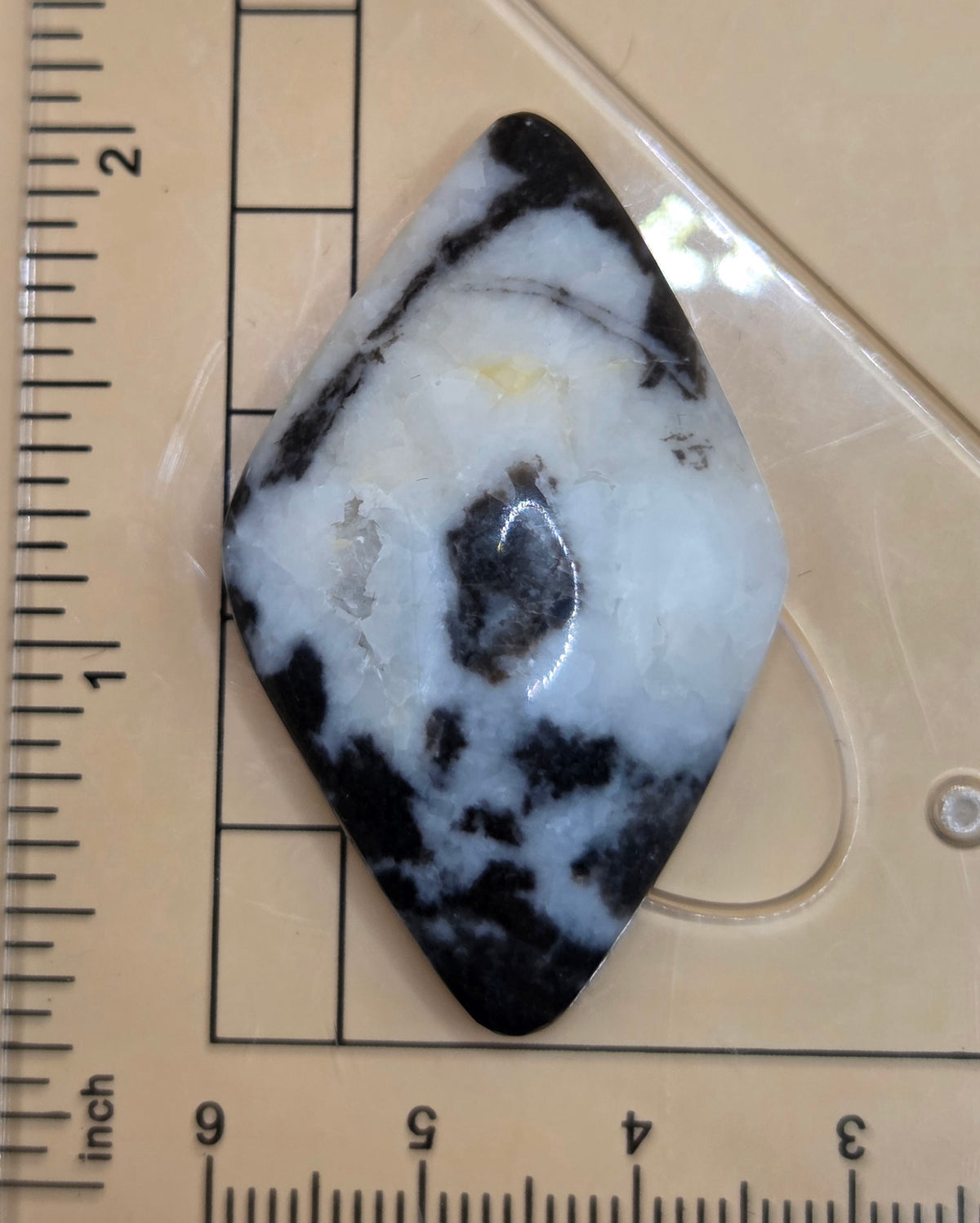 White & Black Lapidary Cabochon - Natural Vug - 59.1 ct