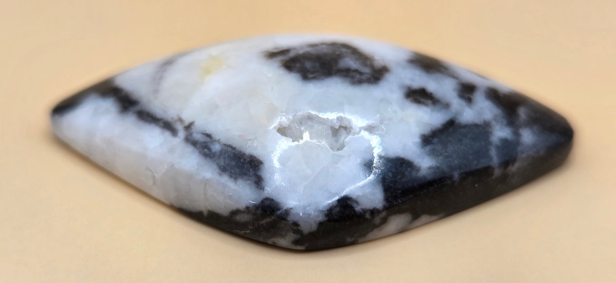 White & Black Lapidary Cabochon - Natural Vug - 59.1 ct