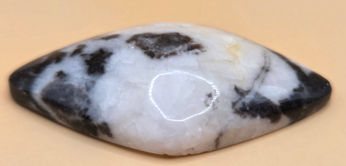 White & Black Lapidary Cabochon - Natural Vug - 59.1 ct